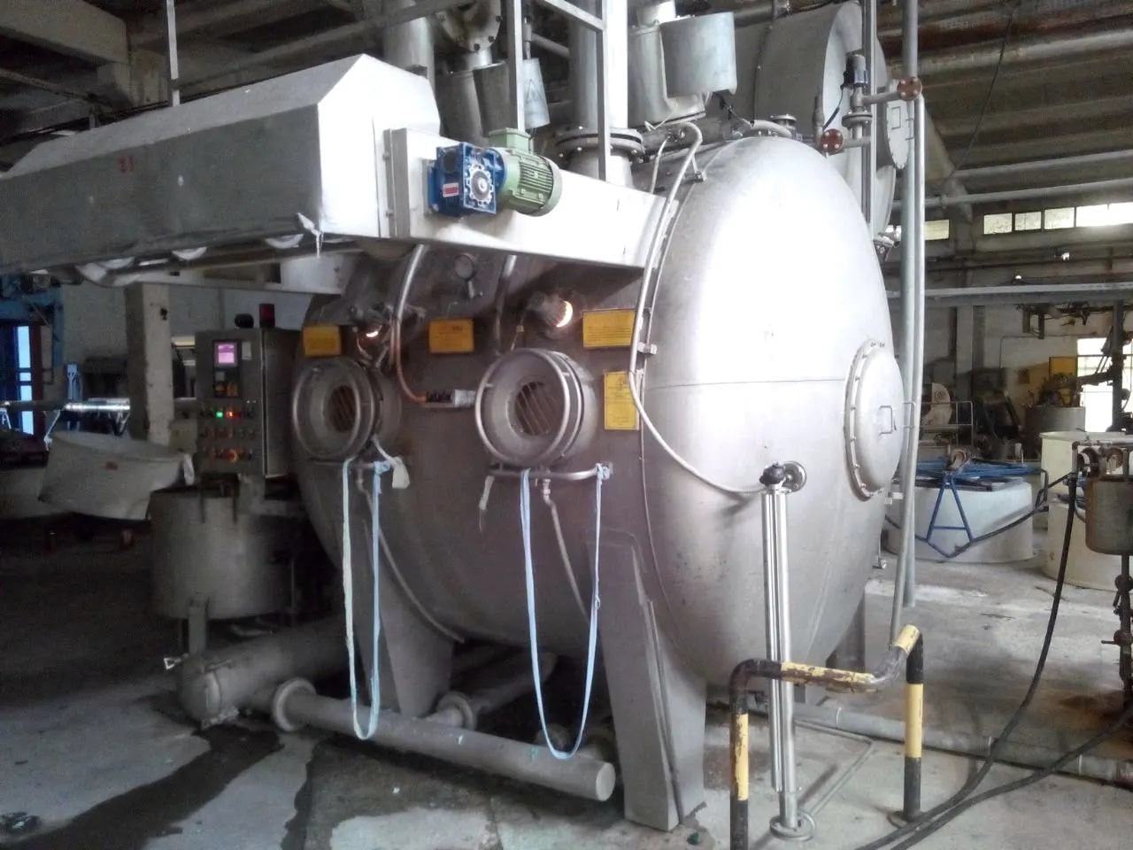 High-temperature fabric dyeing machine in a dye house