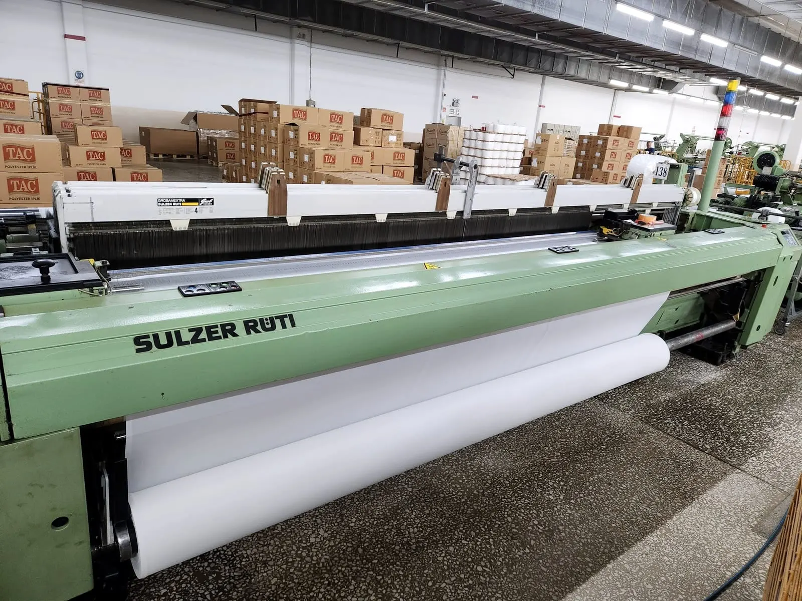 Sulzer Rüti loom weaving white fabric